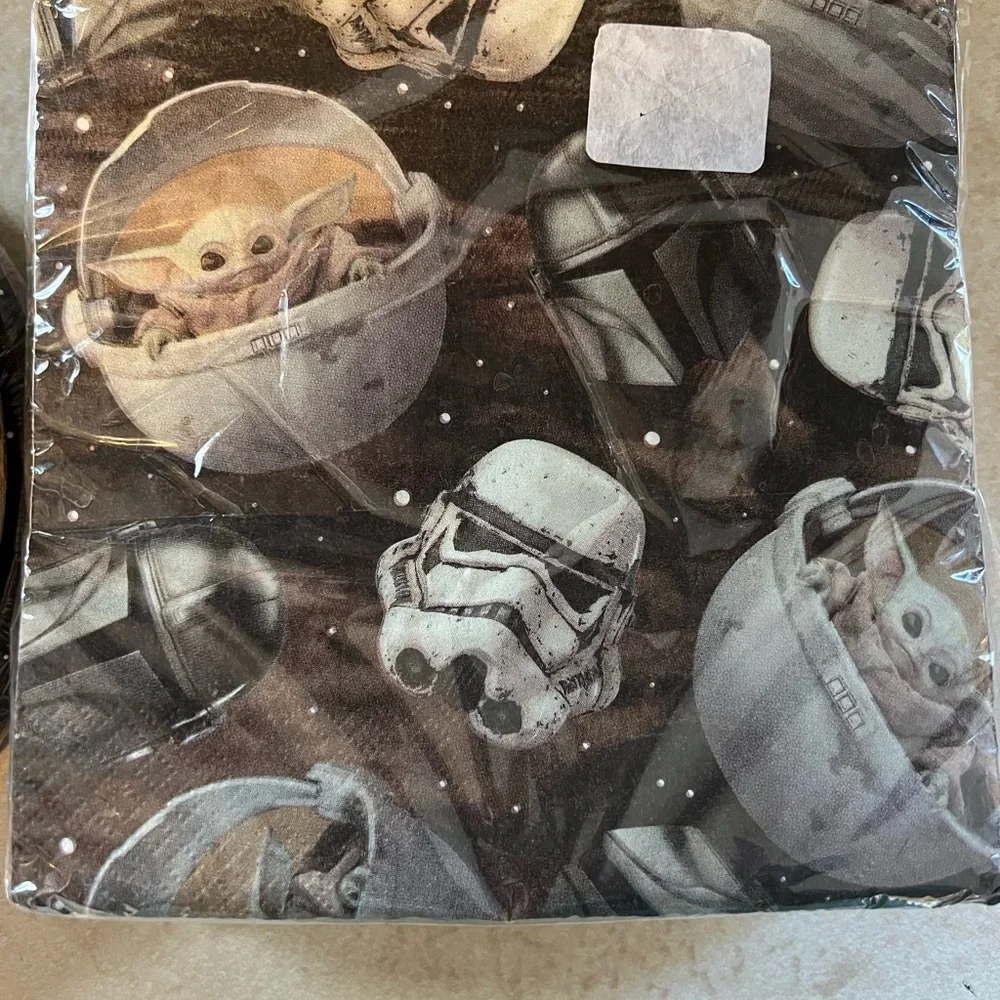 Unique Vintage plate features
